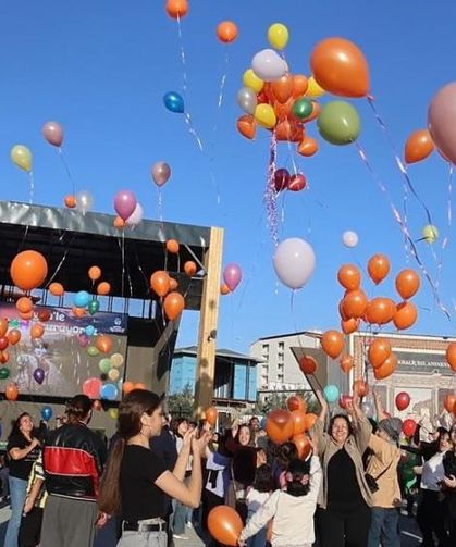 Kansere karşı savaşını kazanan Ceylin'in zaferi gökyüzüne bırakılan balonlarla kutlandı