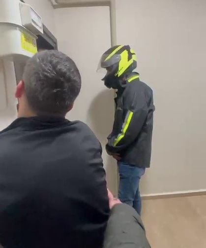 Firari şahıs, kurye kılığındaki polisin 'Yemek siparişi getirdim' sözleriyle yakalandı