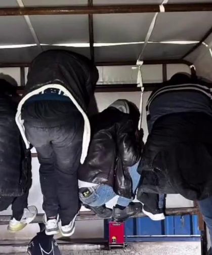 Kamyonette tavana tutunarak saklanmaya çalışan 4 göçmen yakalandı