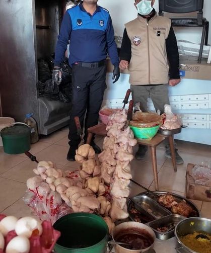 ‘Leş kokusu var’ dediği dönercide mide bulandıran görüntü