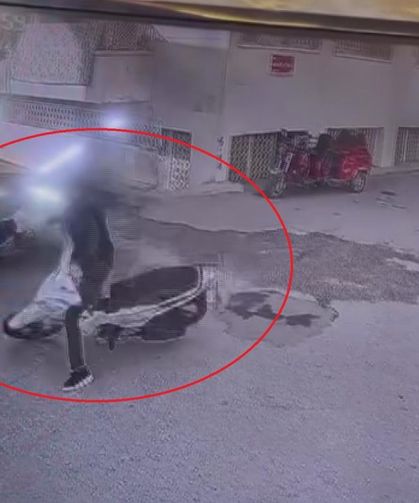 Motosikletlerin kafa kafaya çarpıştığı anlar kameraya yansıdı