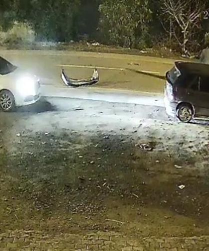 Otomobil elektrik direğine ok gibi saplandı