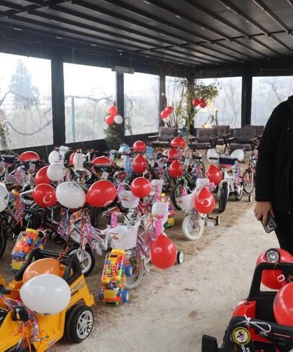 Depremzede öksüz ve yetim çocukların yüzü hediyelerle güldü