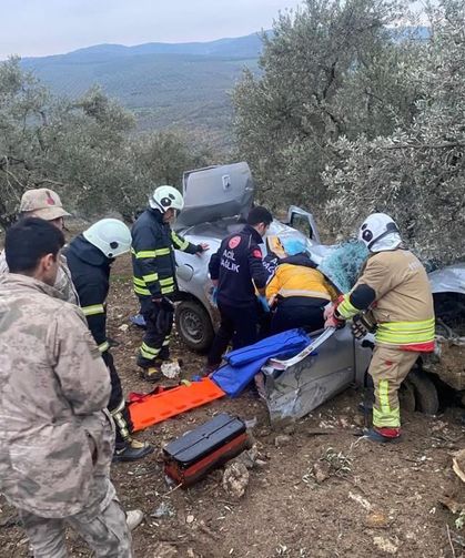 Zeytinliğe uçan otomobilin sürücüsü yaralandı