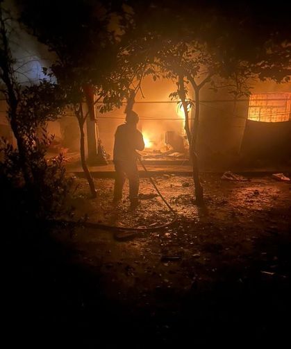 Alevlerin yükseldiği evde mahsur kalan kediyi itfaiye kurtardı