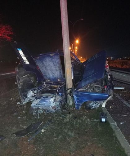 Aydınlatma direğine çarpan Tofaş hurdaya döndü: 2 yaralı