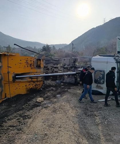 İskenderun’da devrilen hafriyat kamyonunun sürücüsü yaralandı