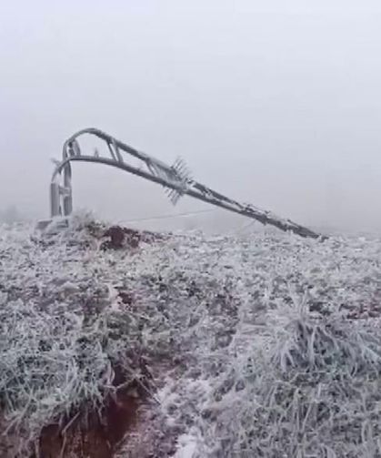 Tipi onlarca elektrik direğini yıktı, buzla kaplanan iletim hatları ekiplerce temizlendi