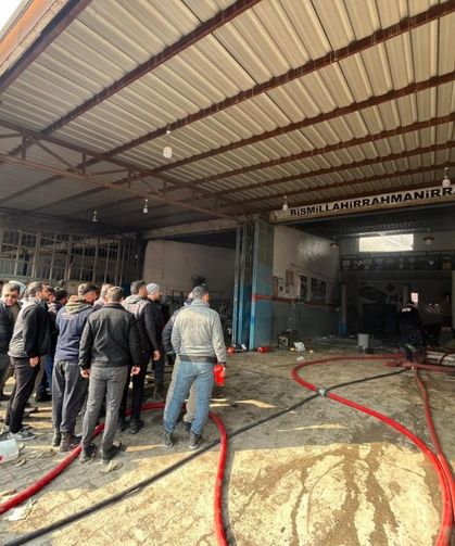 Yangını cep telefonuyla görüntülemek için birbirleriyle yarıştılar