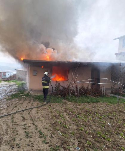 Altınözü’nde ev yangını