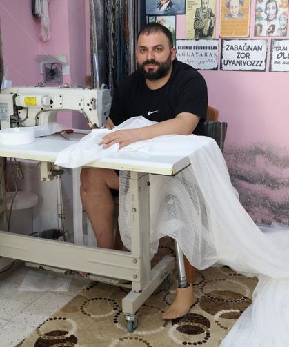 Depremde bir bacağını kaybeden perdeci protez bacağıyla kendi ayakları üzerinde durmayı başardı