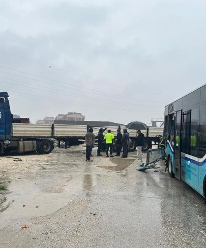 Otobüsle çarpışan tır, barakaya daldı