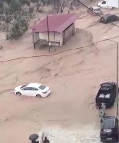 Hatay’da sağanak sele neden oldu, yollar göle döndü