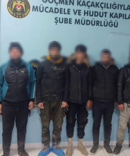 Polisten kaçan insan tacirinin kaza yaptığı operasyonda 10 göçmen yakalandı
