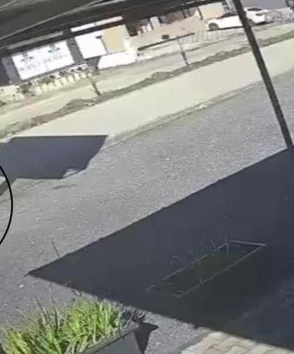 Otomobilin çarptığı bisikletli adam öldü, o anlar kamerada