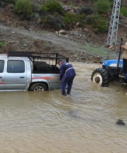 Sele teslim olan yollarda araçlar mahsur kaldı