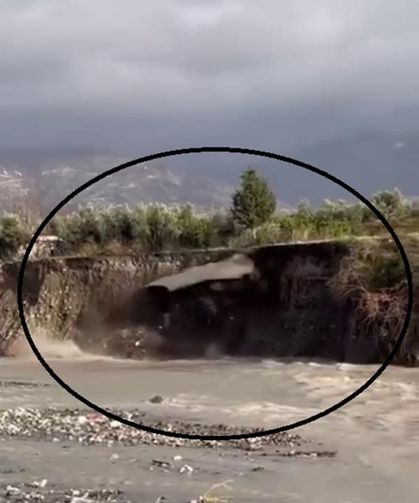 Aşırı yağışla birlikte yolda yaşanan çökme anı görüntülendi