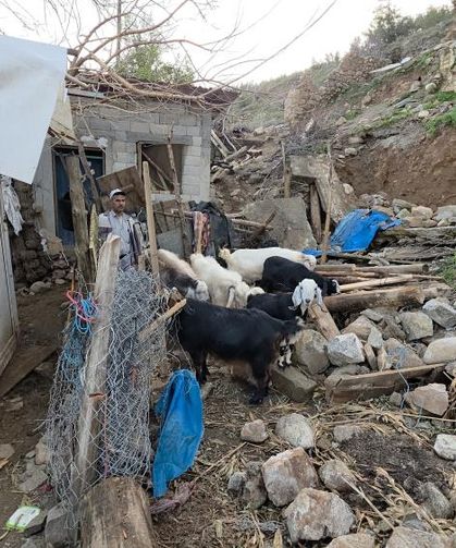 Depremde yıkılan evinin yerine yaptığı ahıra aşırı yağışta istinat duvarı çöktü