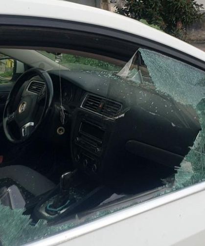 Kaldırım taşıyla camını kırdıkları otomobilden 100 bin TL çaldılar