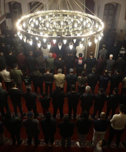 Depremin ardından Habibi Necar Camii'nde ilk teravihi kılındı