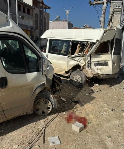 Minibüsün, park halindeki minibüse çarptığı kazada 2 kişi yaralandı