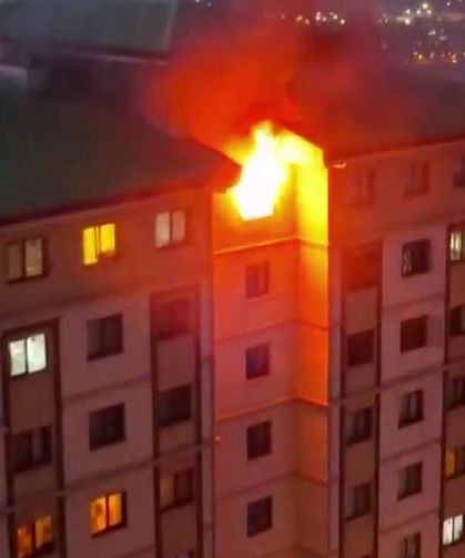 Yangında evdeki tüp patladı: Binada mahsur kalan 13 kişiyi itfaiye ekipleri kurtardı