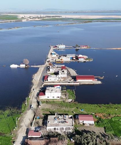 Amik Ovası’nda şiddetli yağışla birlikte tarım arazileri ve evler günlerdir sular altında