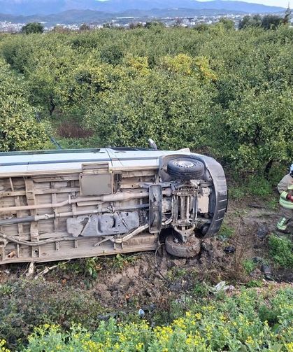 Öğrenci servisi narenciye bahçesine uçtu: 9 yaralı