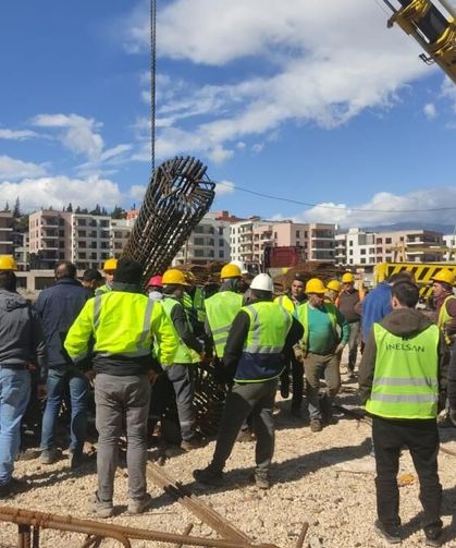 Vinçten düşen demir kolonun altında kalan işçi yaralandı