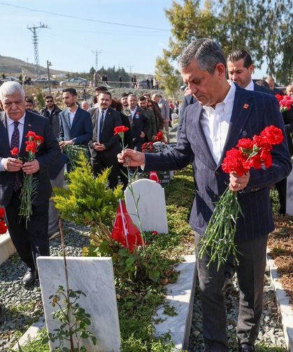 Özgür Özel’den Narlıca Deprem Şehitliği’ne Ziyaret