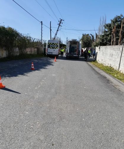Öğrenci servisi elektrik direğine çarptı: 4 yaralı