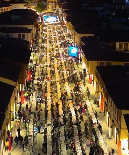 Depremde yerle bir olan Kemalpaşa Caddesi iftar sofrasıyla yeniden hayat buldu