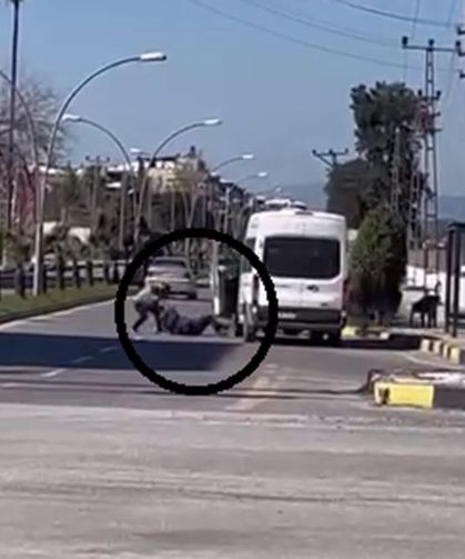 Yere yatırdığı minibüs şoförünü defalarca yumrukladı