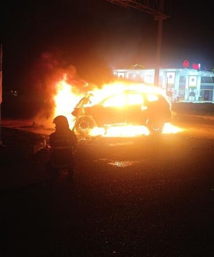 Kaza yapan araç alevlere teslim oldu