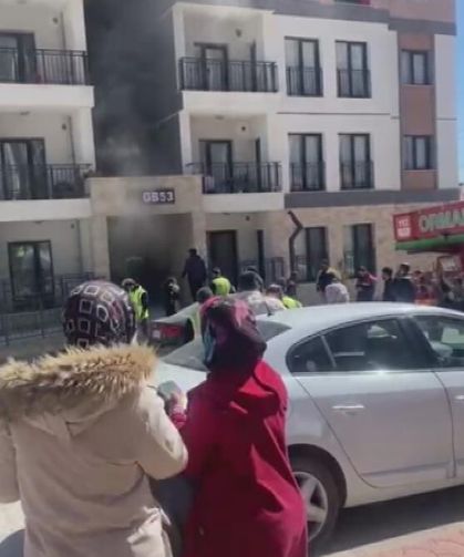 Prizden çıkan yangında apartman dairesinden alevler yükseldi