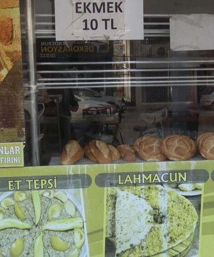 Ramazan ayında zam yapmayan fırıncı ekmeği ve pideyi 10 TL'den satıyor