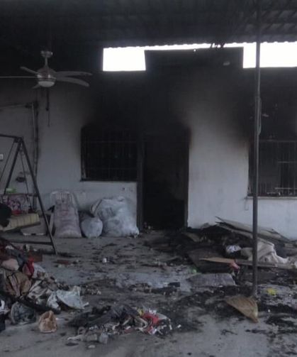 Alevlere teslim olan evde ailenin 50 yıllık hatıraları küle döndü