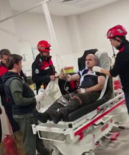 Göğüs boşluğuna demir saplanan hastanın ameliyatına itfaiye girdi