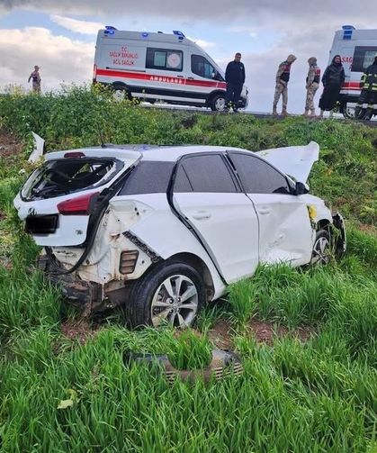 Tarlaya uçarak hurdaya dönen otomobildeki 2 kişi yaralandı