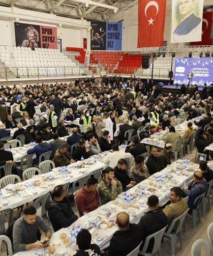Hatay Büyükşehir Belediyesi’nin iftar sofrası Kırıkhan’da kuruldu