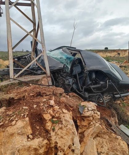 Aydınlatma direğine çarpan otomobilin sürücüsü öldü