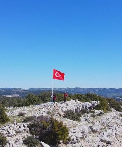 7 tepede, 7 bayrak göndere çekildi