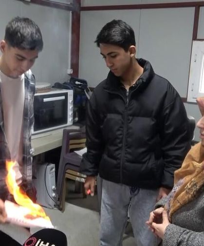 Liseliler harçlıklarıyla depremzede vatandaşların bakkal borcunu kapadı