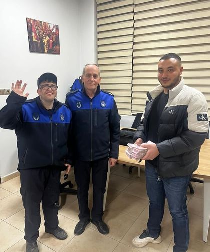 Kaldırımda bulunan para dolu çanta sahibine teslim edildi
