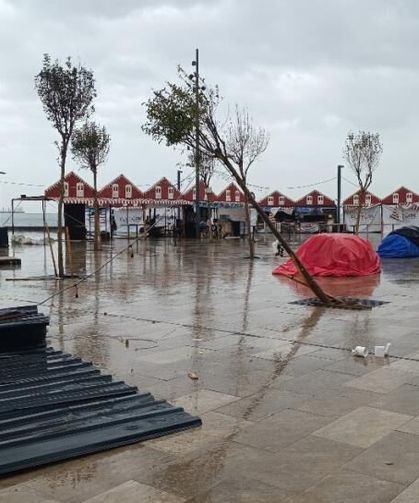 Fırtına direkleri devirdi, 2 araç zarar gördü