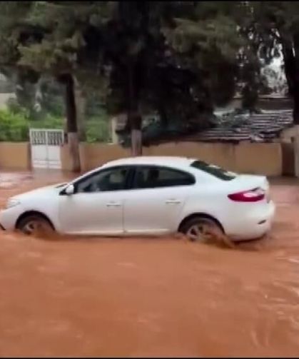 Hatay'da sağanak etkili oldu: Yollar göle döndü, otelin oto parkını su bastı