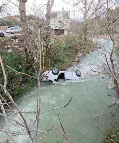 Dereye uçan otomobil suyla doldu, sürücüboğulma tehlikesi geçirdi