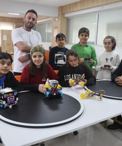 Depremzede çocuklar ‘Hataybot’ Robot Yarışması'na hazırlanıyorlar