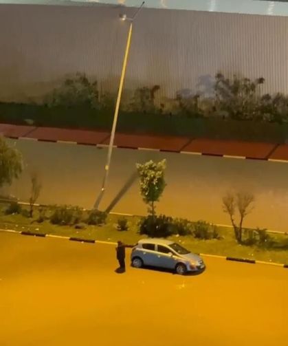 Aşırı yağışların etkisiyle, göle dönen yollarda araçlar mahsur kaldı