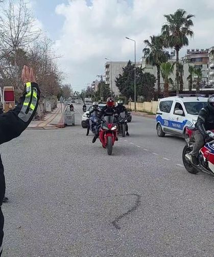 Mesleğinde 32 yılı geride bırakarak emekli olan trafik polisinin son görevinde motosikletlilerden sürpriz